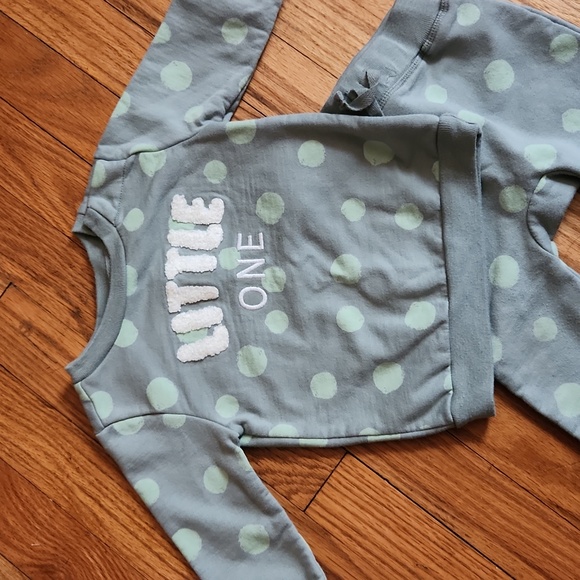 Worn 1x! Toddler unisex 2 piece outfit 12M muted green with light green dots - Picture 2 of 4